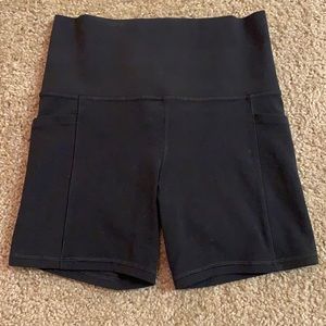 XS black ATHLETA salutation stash pocket 11 5” shorts